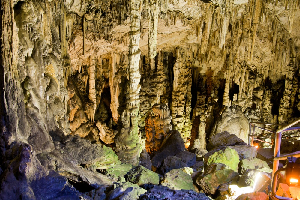 Spotlight: Caves - KIDS DISCOVER